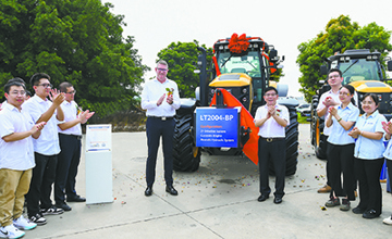 柳工首臺200馬力動力換擋拖拉機下線