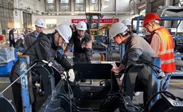 裝載機業務群新大學生職工圓滿完成首次裝機任務