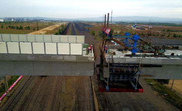 龐然大物“空中握手”