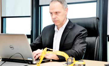 提升研發(fā)試驗(yàn)?zāi)芰?#x3000;愛德華有秘密武器——記柳工“中國政府友誼獎”獲得者愛德華