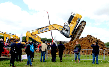 公司大型設備亮相英國Plantworx展　現場交付首批10臺CLG922E挖掘機