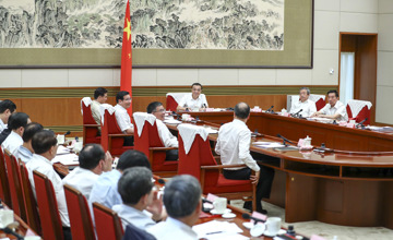 柳工集團(tuán)董事長曾光安向國務(wù)院總理李克強(qiáng)匯報(bào)工作