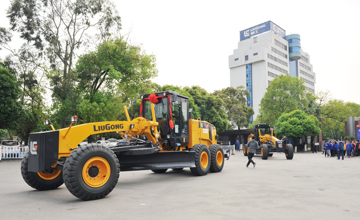 柳工機(jī)械助力“一帶一路”建設(shè) 公司出口哈薩克斯坦22臺(tái)設(shè)備隆重發(fā)車